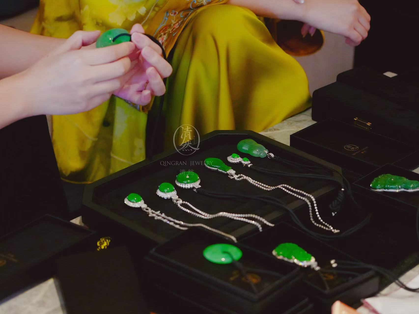 翡翠挂件与珠宝在近距离观看中的颜色与细节参考图